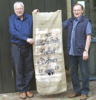 Ein Derdinger Maltersack von 1848 wird an den Heimatkreis übergeben.
