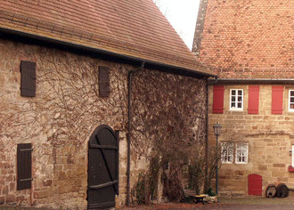 „Die Pfarrscheune im Amthof Derdingen trägt die Inschriftentafel, die 1580 abgeändert wurde.“