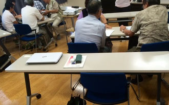 ☆9名が4人と5人、右左に分かれて討議。ファシリテーターいません。