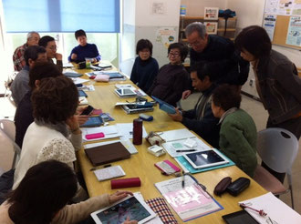 写真はiPadへの写真の取り込み方のデモンストレーション中の石塚完さん
