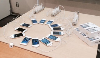 ☆充電中。この方が写真写りがいいでしょう…、と女性軍団。
