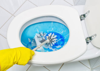 Mann auf Toilette