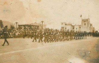 Una sección de la Compañía de Transmisiones desfilando en la Plaza de España. 6 de Abril de 1951