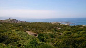 Sicht von der Berglandschaft zum Meer