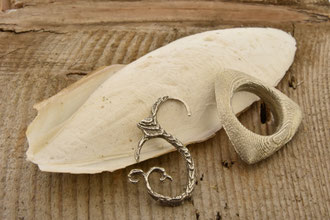 Möchtest du die Kunst des Giessens erfahren und dein eigenes Schmuckstück erstellen? So bist du in diesem Kurs genau richtig. Wir starten mit einer kurzen Einführung um die Möglichkeiten und die Technik des Modellierens in Wachs zu zeigen.