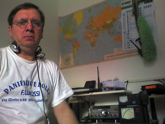 sono io accanto alla mia stazione radio vhf/uhf