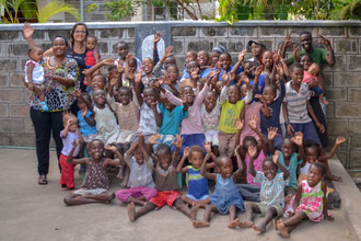 Die Kinder stehen mit Mama Josephine und Nadine Weigel vor dem Haus im April 2016.