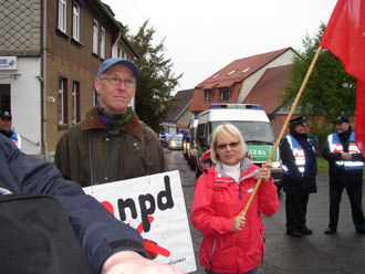 Die Kreisvorsitzende der LINKEN im Werra-Meißner-Kreis Waltraud Eisenträger-Tomcuk und DKP-Kreisvorsitzender Andreas Heine bei der demo in Leinefelde