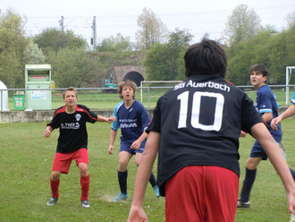 Immer den Ball im Fokus - C- Jugend Spieler Dennis Jurak (2. von li.) & Tugay Hakan (rechts)