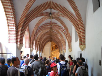 LATERAL DEL CLAUSTRO Y AL FONDO LA ESCALERA