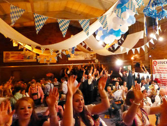 „Und die Party geht ab“. Für ausgelassene Stimmung auf dem Oktoberfest des MV „Frohsinn“ Rottweil-Altstadt sorgten die Bruchhausener Musikanten und hier gibts auch die Bilder dazu...