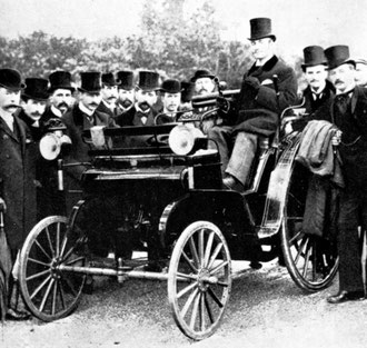 Simms am Steuer des ersten Daimler in England, 1895