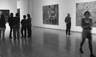 Foto: Besuchergruppe in der Ausstellung "Peter Doig" in der Schirn Kunsthalle, Frankfurt (2008)