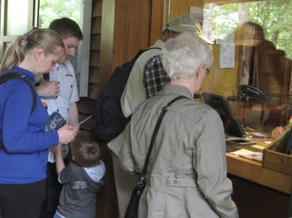 Foto: Besucher/innen an der Kasse des LWL-Freilichtmuseums Hagen (Juni 2013)