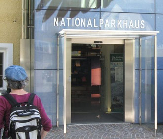 Foto: Besucherin am Eingang in das Nationalparkhauses des Nationalparks "Hohe Tauern" in Matrei/ Osttirol (2012)