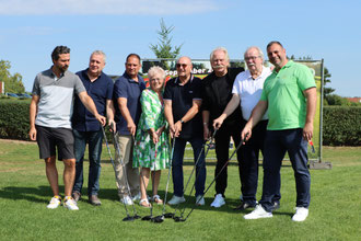 Freuen sich auf die Aktion: Marcus Rott, Erhard Koch, Axel Heilmann, Ingrid Ziemann, Horst Steuernagel, Henning Krautmacher, Klaus Fischer und Mario Wollnik (v.l.).  ENRICO SAUDA