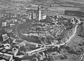 Vue aérienne de Reillanne en noir et blanc dans les années 60