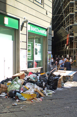 Tas d'ordures devant la banque de Naples (centre historique)