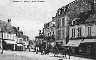 Place du marché à Rémalard