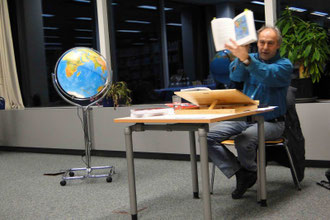 Autor zwischen Globus und Amerikakarte