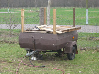 Den kleine Bienenwagen haben wir auf dem Ökohof Fläming abgebaut und stattdessen die Beuten einzeln aufgestellt.