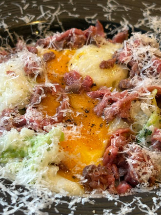 82. ローストビーフと半熟卵とブロッコリーのカルボナーラ風リゾット 白トリュフ風味 〜クリームベース〜 🧀 1,400円