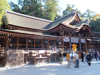 大神神社　「拝殿」は4代将軍徳川家綱の寄進により寛文4年(1664年)に造営したものとされている。「拝殿」、「三つ鳥居」とも、国の重要文化財に指定されている。