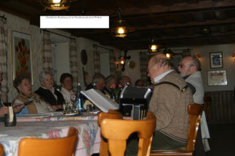 Ein Teil der Sänger und der Musiker