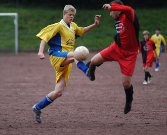 Alexander Pfafenrot (l.) hatte in dieser Szene ein Tor für den SCL auf dem Fuß. Am Ende siegte der C-Jugend-Bezirksliga-Aufsteiger klar mit 4:1. (WR-Foto Dilks)