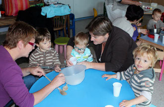 Les enfants des Minis poussent se sont bien amusés, hier, lors de l'atelier cuisine, guidé par Martine Le Jeune.