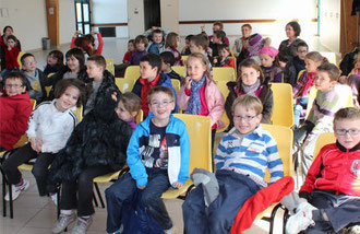 Les élèves des écoles de Plouzévédé ont été captivés par les contes de René Gouichoux.