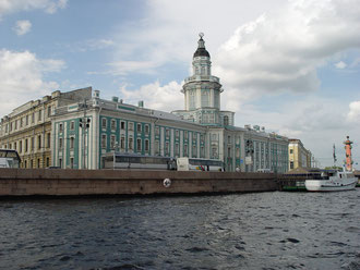 De Hermitage vanaf het water