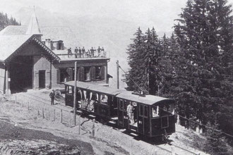 Zug der Bergbahn Lauterbrunnen–Mürren beim Bahnhof Grütschalp bestehend aus dem Personenwagen A2 und Elektrolokomotive Ge 2/2 um 1891.