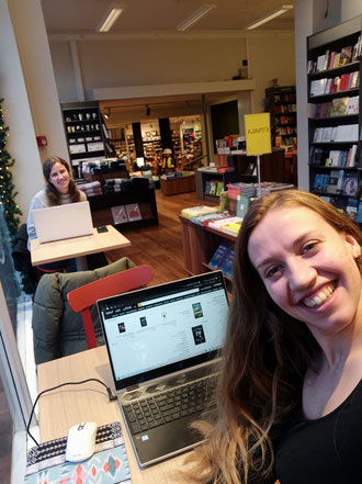 Anna und Berit (v.l.) genießen die Atmosphäre im Buchladen.