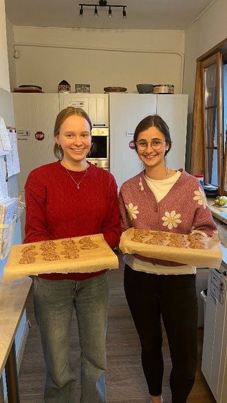 Gemeinsames Backen mit meiner Mitpraktikantin Ines und einigen Autistinnen.