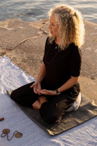 Alexandra Gudereit in einer Meditations-Session am Meer