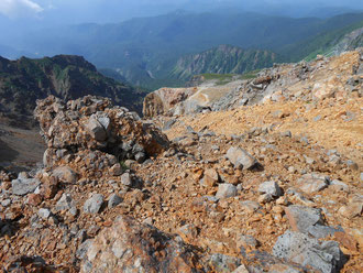 剣ヶ峰手前山頂から過去の噴火口を見下ろす