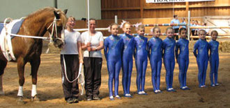 Es voltigierten Merja, Jacqueline, Julia, Lara, Friederike, Gina, Fabienne und Sara. 