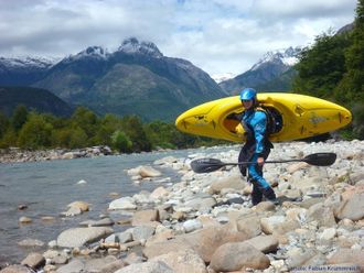 Paddeln am Rio Futaleufu beim Chile Kajak-Trip mit Anne Huebner