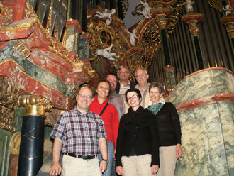 Das Organistenteam vor der berühmten Gabler-Orgel in Ochsenhausen