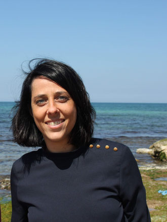 signorina che sorride con sfondo mare