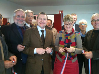 Chantal Tabard, maire d'Yquelon, vient de couper le ruban, en pré&senc de Jean-Marc Julienne, conseiller général!