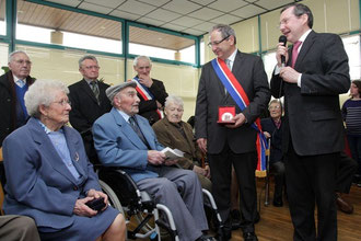 Charles Chesnel est assis avec à sa droite son épouse et à sa gauche son amis Charles, bientôt centenaire lui aussi