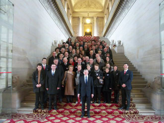 Photo-souvenir au pied de l'escalier d'honneur