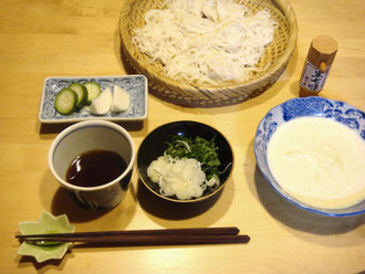 右の青い皿は、お手製の湯葉。