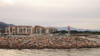 Canigou et son bonnet nuageux en arrière-plan de la marina