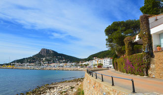 Vue vers le front de mer et la Roca Maura