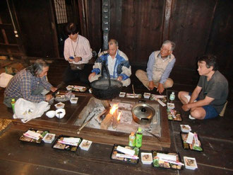 囲炉裏を囲んでの懇親会。松茸の焼き上がりを待っています(笑)