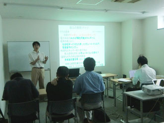 上岡さん公演中