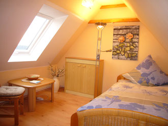 Großes Einzelbett 140x200 romantische Dachschräge